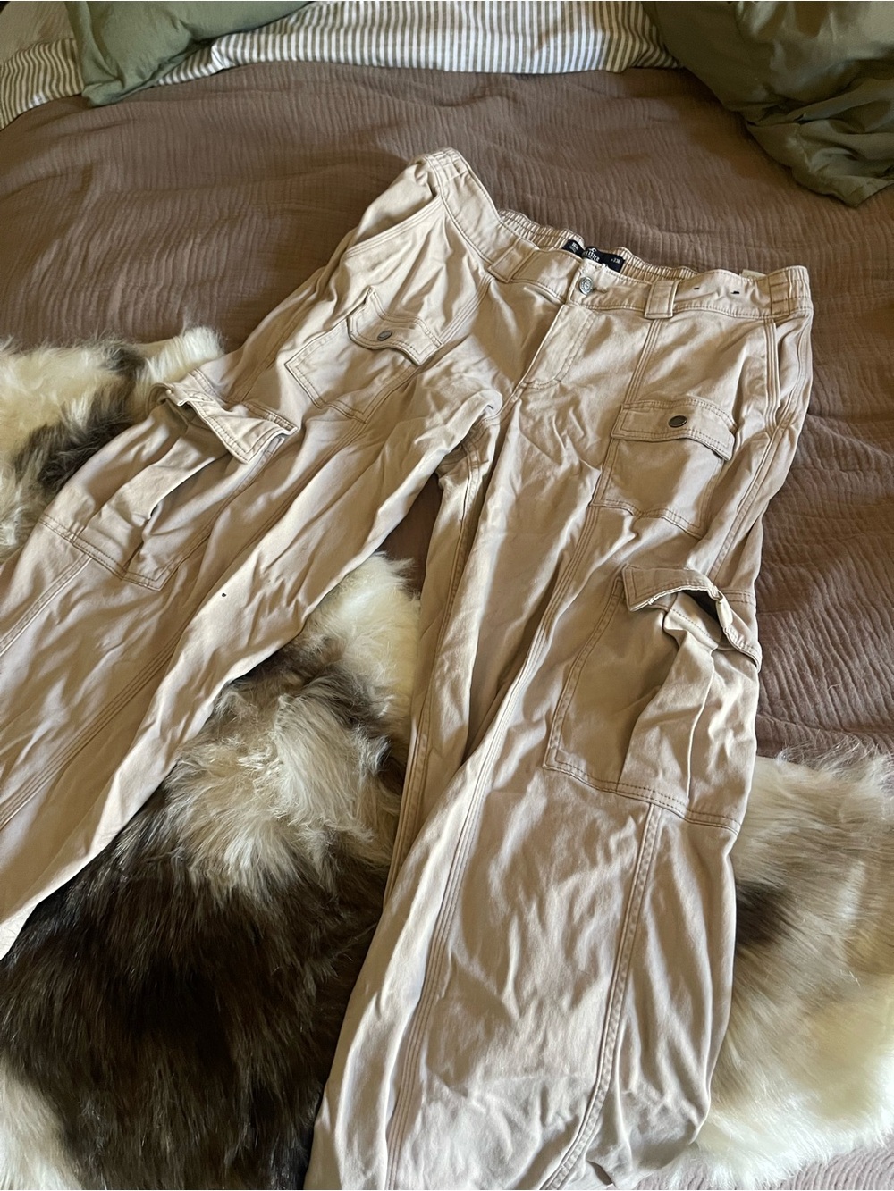 Lightweight Cargo Pants in Beige